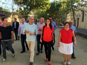 Arrimadas de camino a Can Raspall por el Paseo acompañada de los diputados  Noemí de la Calle, Joan García y Carlos Sánchez así como del concejal Ángel Guillén i miembros de C's La Garriga