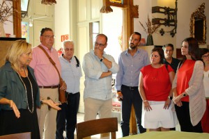 Inés Arrimadas, Noemí de la Calle y Ángel Guillén junto a miembros de Autisme la Garriga