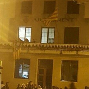 Membres del PDECAT i ERC penjant l'estelada al balcó de l'Ajuntament